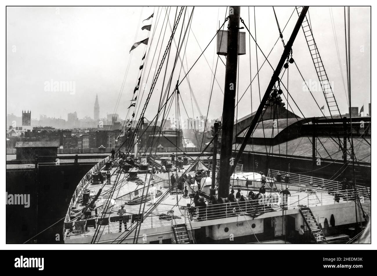 Vintage 1911 il primo ponte del RMS Olympic ormeggio nel porto di New York, con lo skyline di New York City sullo sfondo, fotografato da William H. Rau la vista che avrebbe dovuto accogliere RMS Titanic nel 1912 Data giugno 1911 Foto Stock