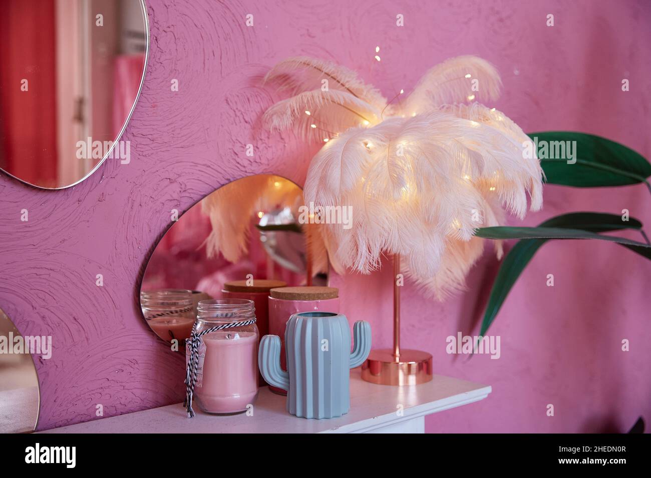 dettagli del design di interni domestici. Parete rosa e vasi su una mensola o camino. Decorazione del soggiorno Foto Stock