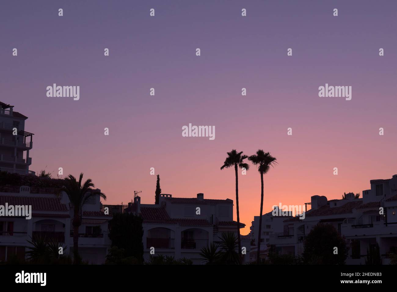 Al tramonto sulla Riviera del Sol, un tipico sviluppo residenziale vicino a la Cala de Mijas, Costa del Sol, provincia di Malaga, Andalusia, Spagna meridionale. Foto Stock