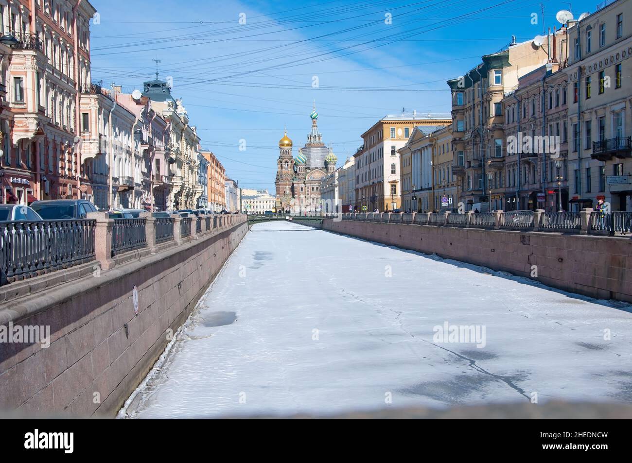 ST. PETERSBURG, RUSSIA - 27 marzo 2021: Canale di Griboyedov e Chiesa del Salvatore sul sangue versato Foto Stock