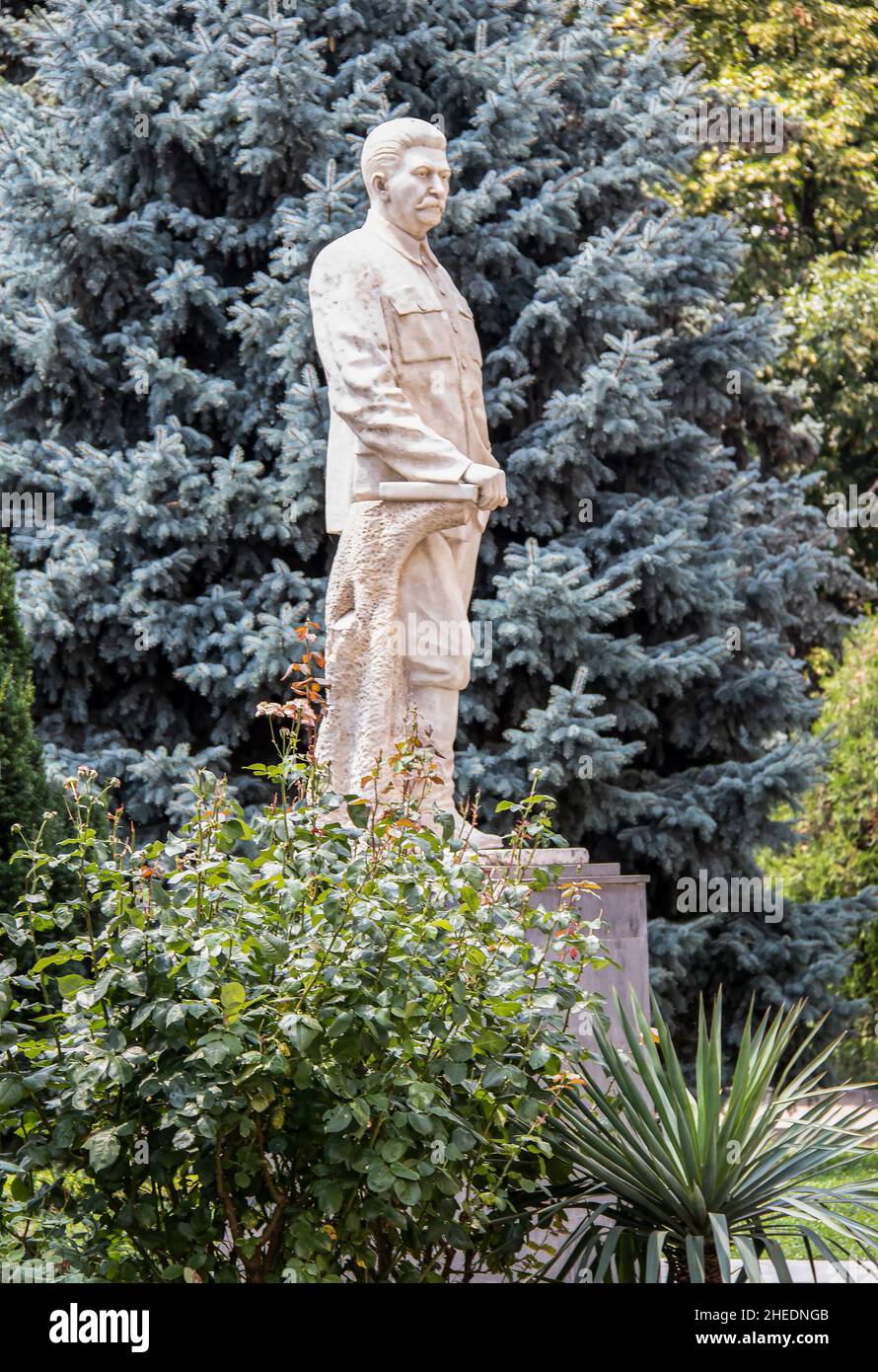 7-20 2019 Gori Georgia Statua di Stalin in piedi con mano su un libro all'aperto circondato da alberi nel parco fuori Stalin Museum-Selective Focus Foto Stock