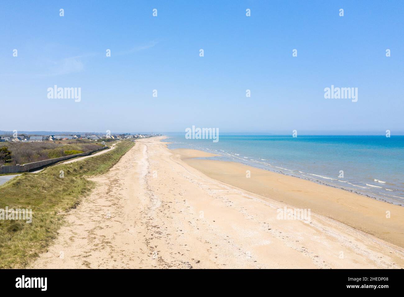Questa foto di paesaggio è stata scattata in Europa, Francia, Normandia, Manica, in primavera. Vediamo la lunga spiaggia di Utah Beach, sotto il sole. Foto Stock