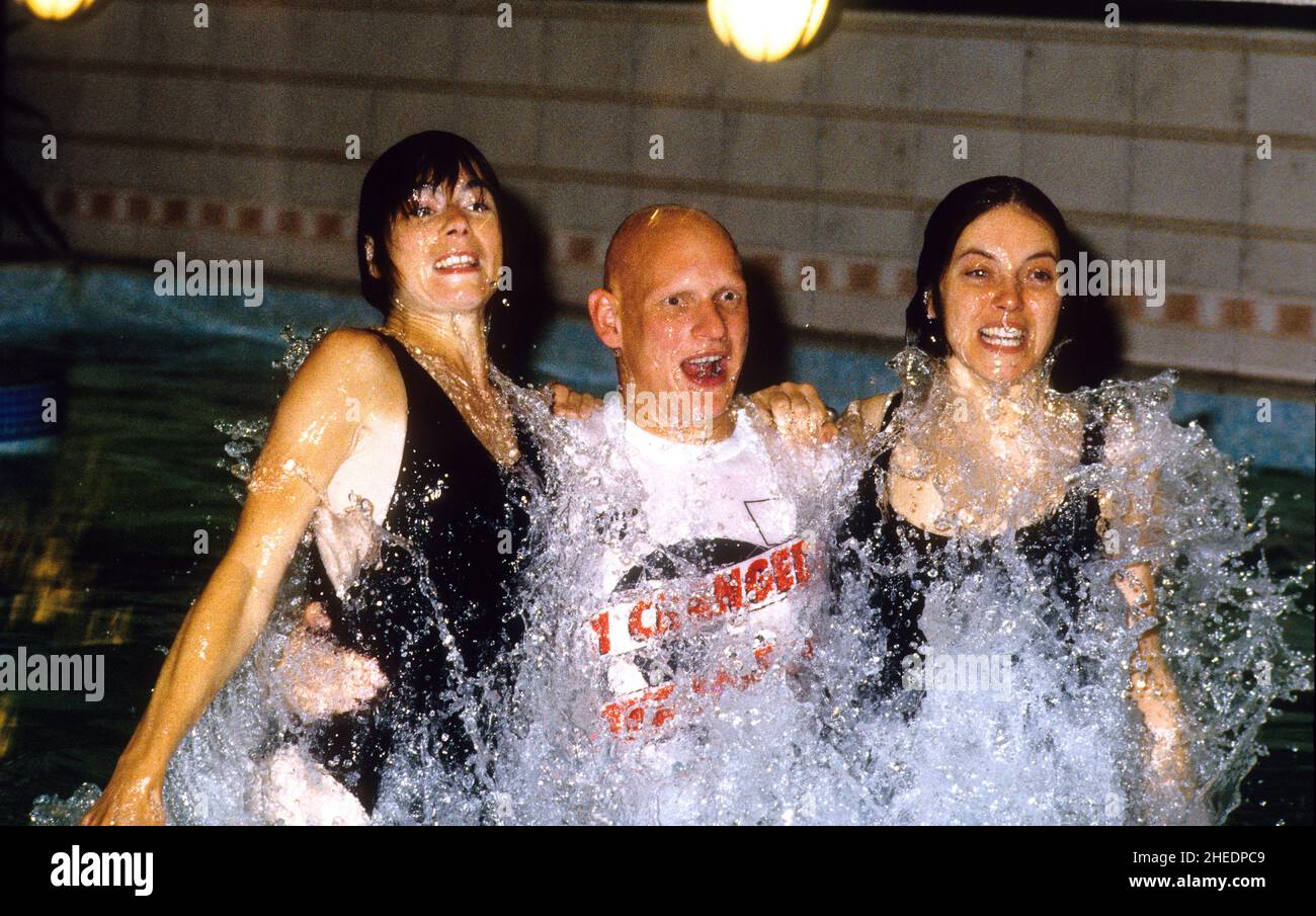 Il nuotatore olimpico britannico Duncan Goodhew promuove gli aiuti sportivi con l'attrice Greta Scaachi e Julia Hills 1988 Foto Stock