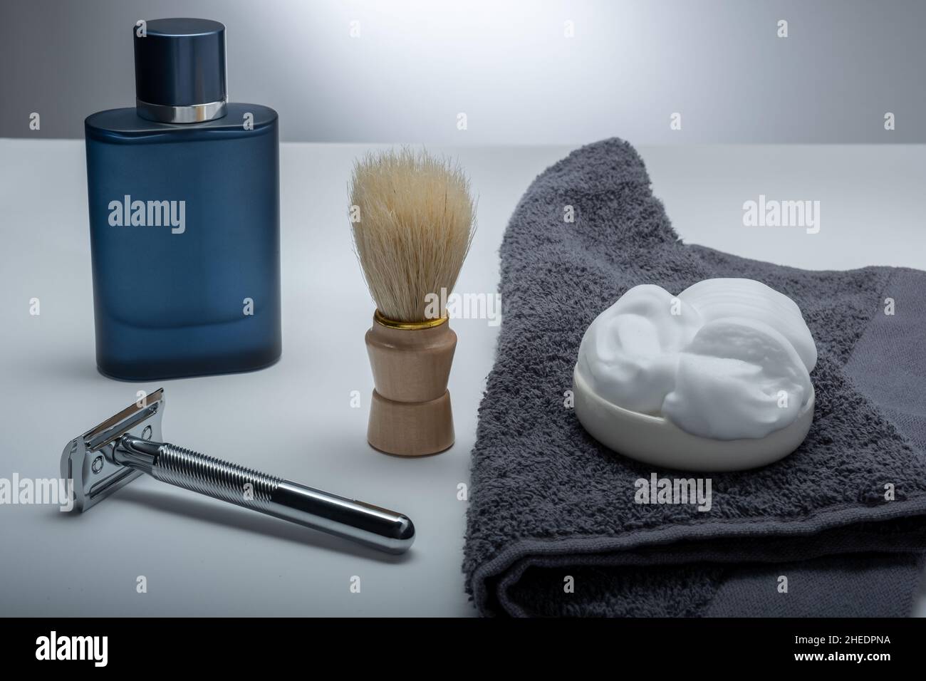 Helsinki / Finlandia - 10 GENNAIO 2022: Primo piano degli accessori igienici per uomo: Dopobarba, un rasoio, una spazzola per la rasatura e una schiuma per la rasatura. Foto Stock