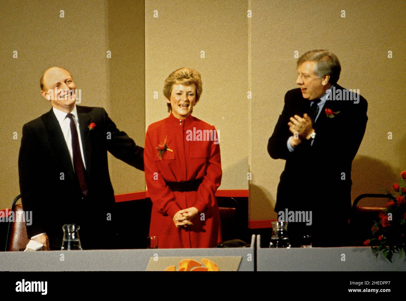 Il leader del partito laburista Neil Kinnock con sua moglie Glenys e Roy Hattersley alla Conferenza del partito laburista Foto Stock