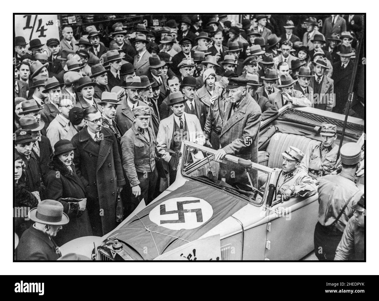 1930s Germania nazista Berlino. I nazisti invitano i cittadini tedeschi a boicottare i negozi ebrei. Lo Sturmabteilung SA, letteralmente "Stim distaccment") era l'ala paramilitare originaria del partito nazista. Ha giocato un ruolo significativo nell'ascesa al potere di Adolf Hitler nel 1920s e nel 1930s. I suoi scopi primari erano la protezione dei raduni e delle assemblee naziste, l'interruzione delle riunioni dei partiti opposti, la lotta contro le unità paramilitari dei partiti opposti, in particolare il Roter Frontkämpferbund del Partito Comunista di Germania (KPD) e il Reichsbanner Schwarz-Rot-Gold dei socialdemocratici Foto Stock