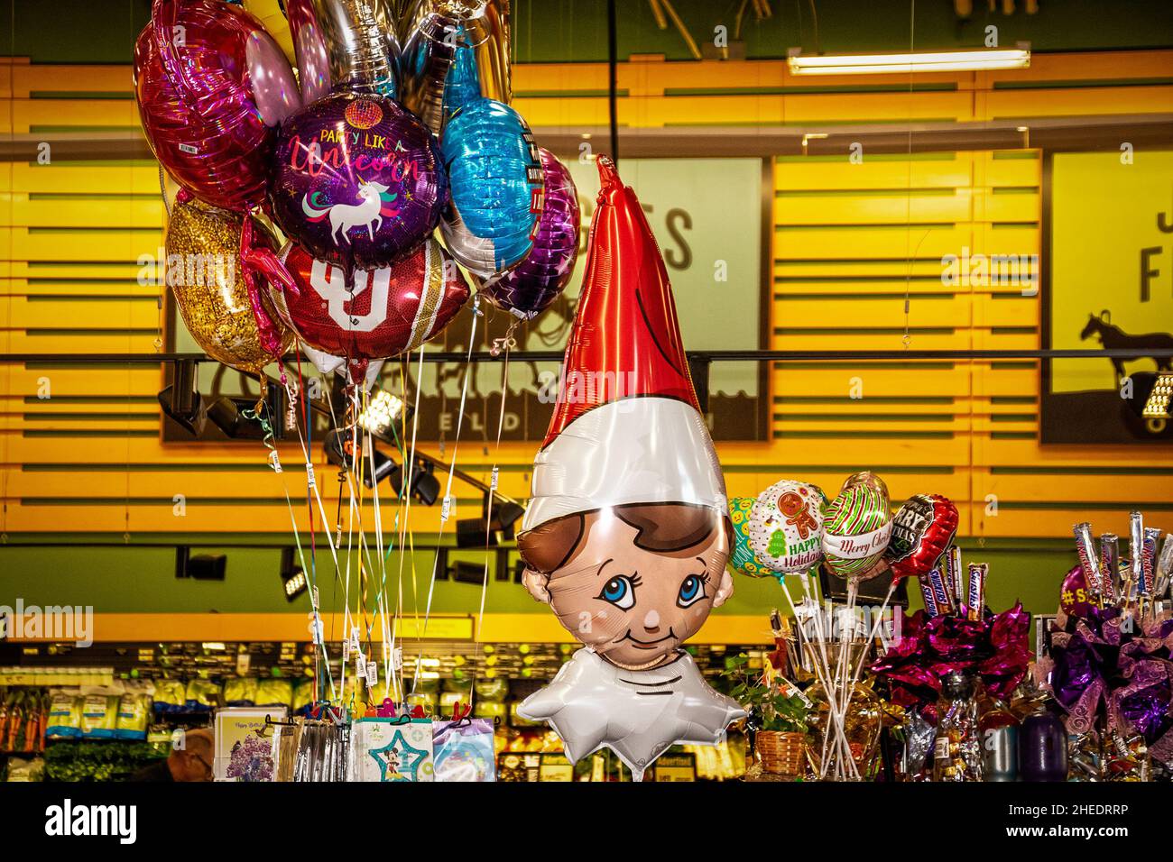 12-3-2021 Tulsa USA-grande mongolfiera di elio di Natale galleggiante vicino ad un mazzo di palloncini di altre parti in un negozio. Foto Stock