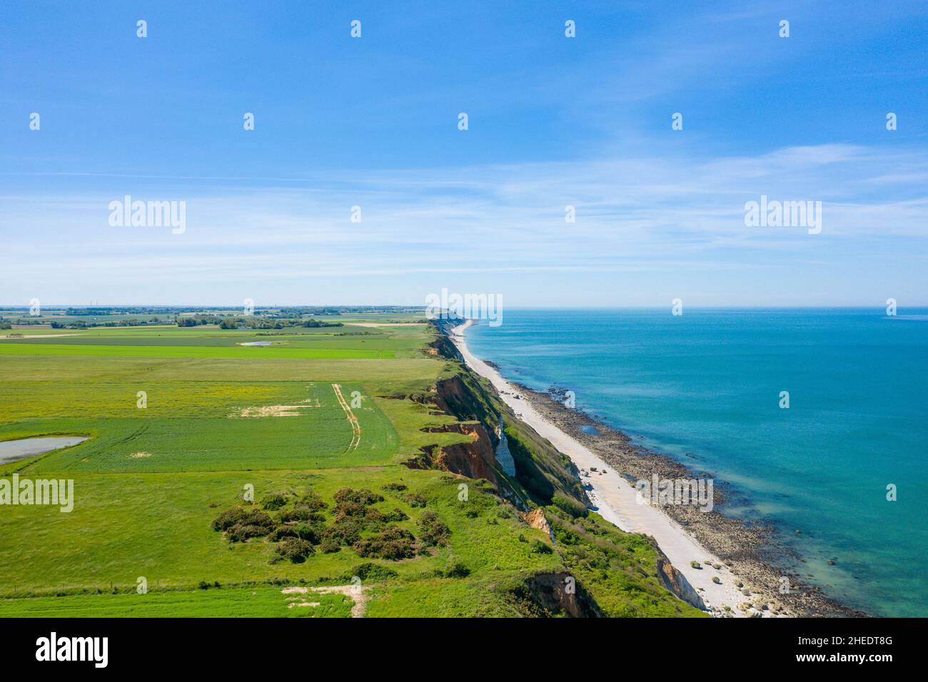 Questa foto di paesaggio è stata scattata in Europa, Francia, Normandia, vicino a Deauville, in estate. Vediamo le scogliere Normanne ai margini della verde campagna, Foto Stock
