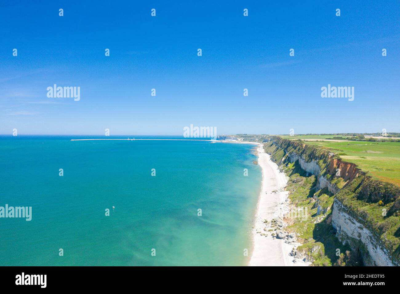 Questa foto di paesaggio è stata scattata in Europa, Francia, Normandia, vicino a Deauville, in estate. Possiamo vedere le scogliere Normanne, sotto il Sole. Foto Stock