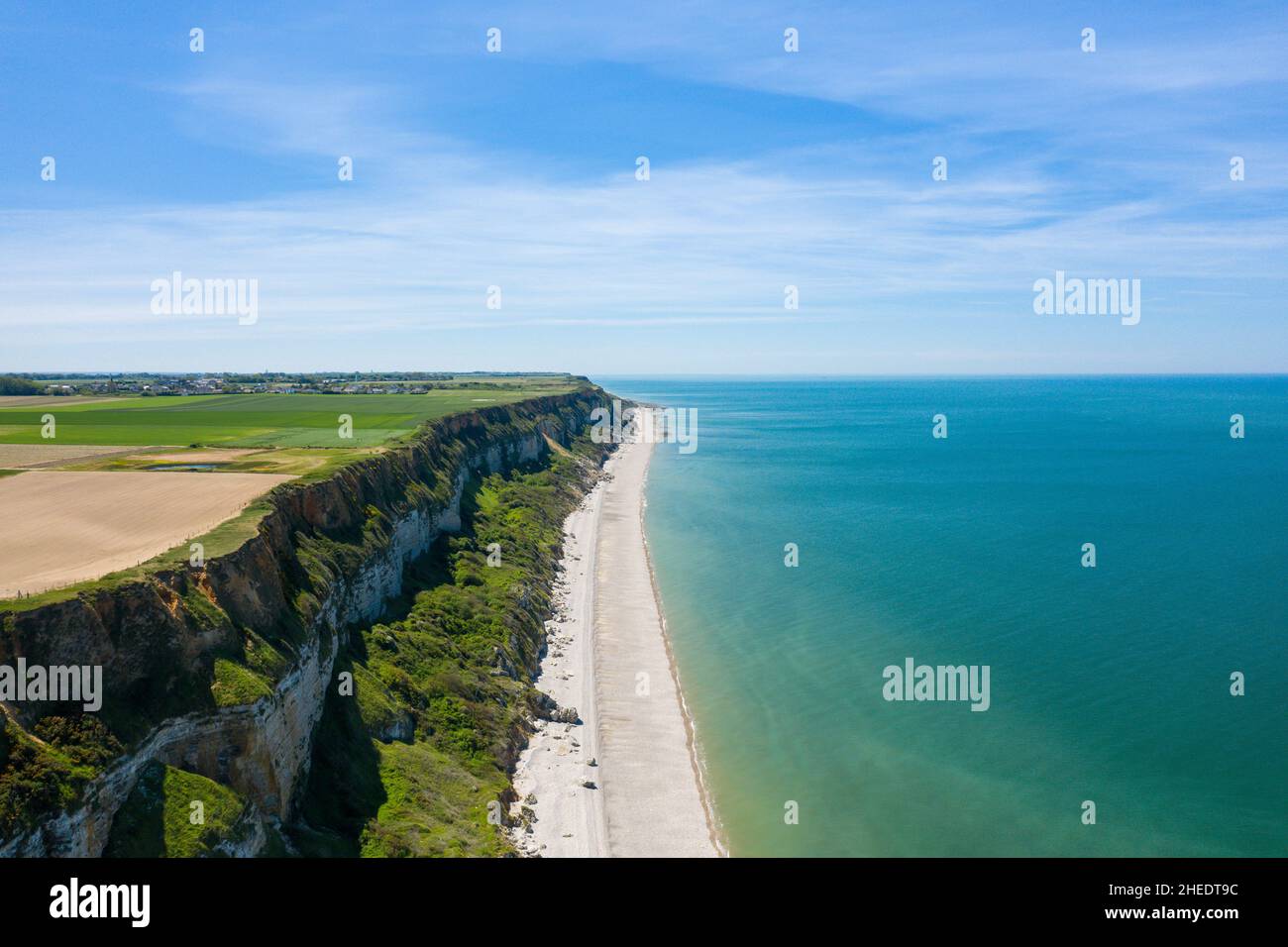 Questa foto di paesaggio è stata scattata in Europa, Francia, Normandia, vicino a Deauville, in estate. Possiamo vedere le scogliere Normanne sopra il Mare del canale, sotto la S Foto Stock