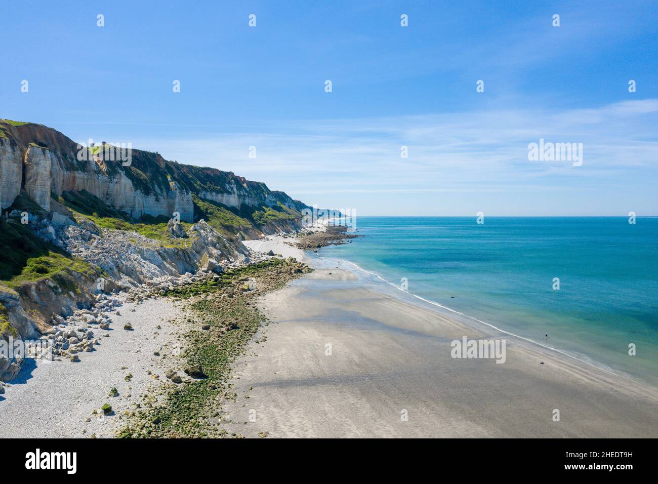 Questa foto di paesaggio è stata scattata in Europa, Francia, Normandia, vicino a Deauville, in estate. Si possono vedere le scogliere Norman e la spiaggia di ciottoli bianchi accanto al Foto Stock