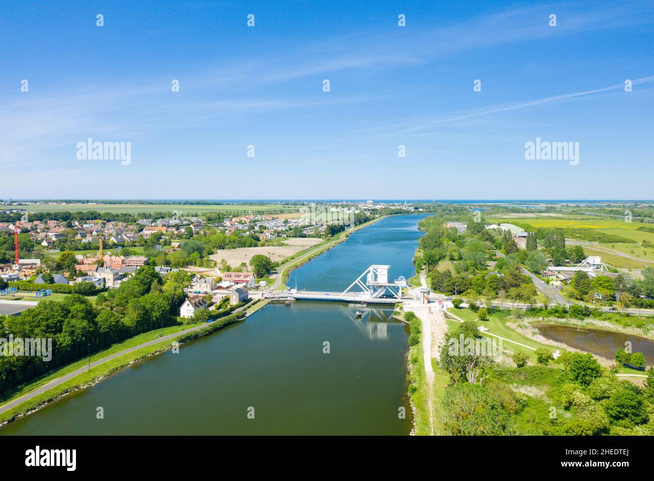 Questa foto di paesaggio è stata scattata in Europa, Francia, Normandia, verso Caen, Ranville, in estate. Vediamo il ponte Pegasus sul canale Orne, sotto il Foto Stock