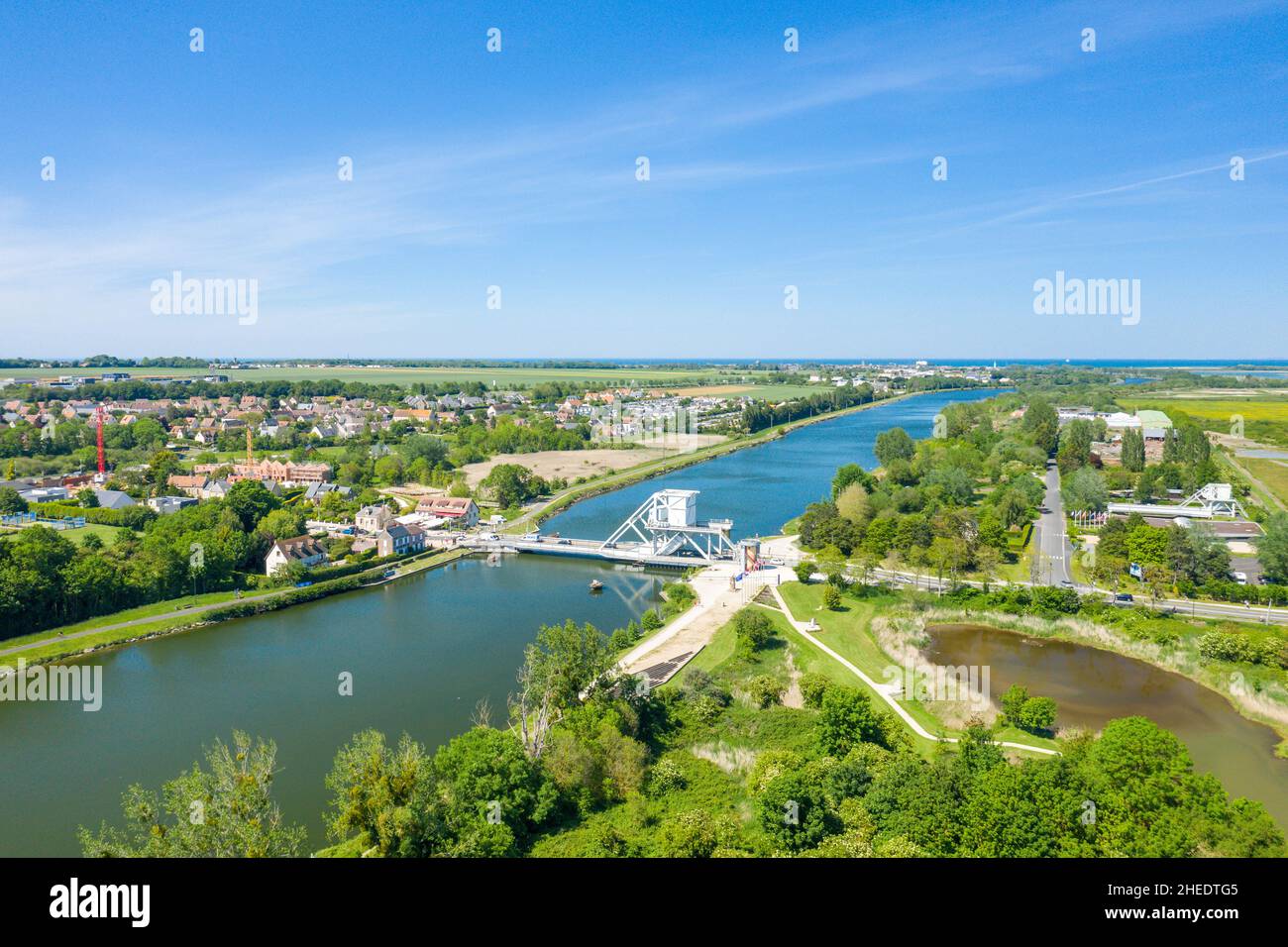 Questa foto di paesaggio è stata scattata in Europa, Francia, Normandia, verso Caen, Ranville, in estate. Vediamo il Ponte Pegasus alla periferia di Benouvill Foto Stock