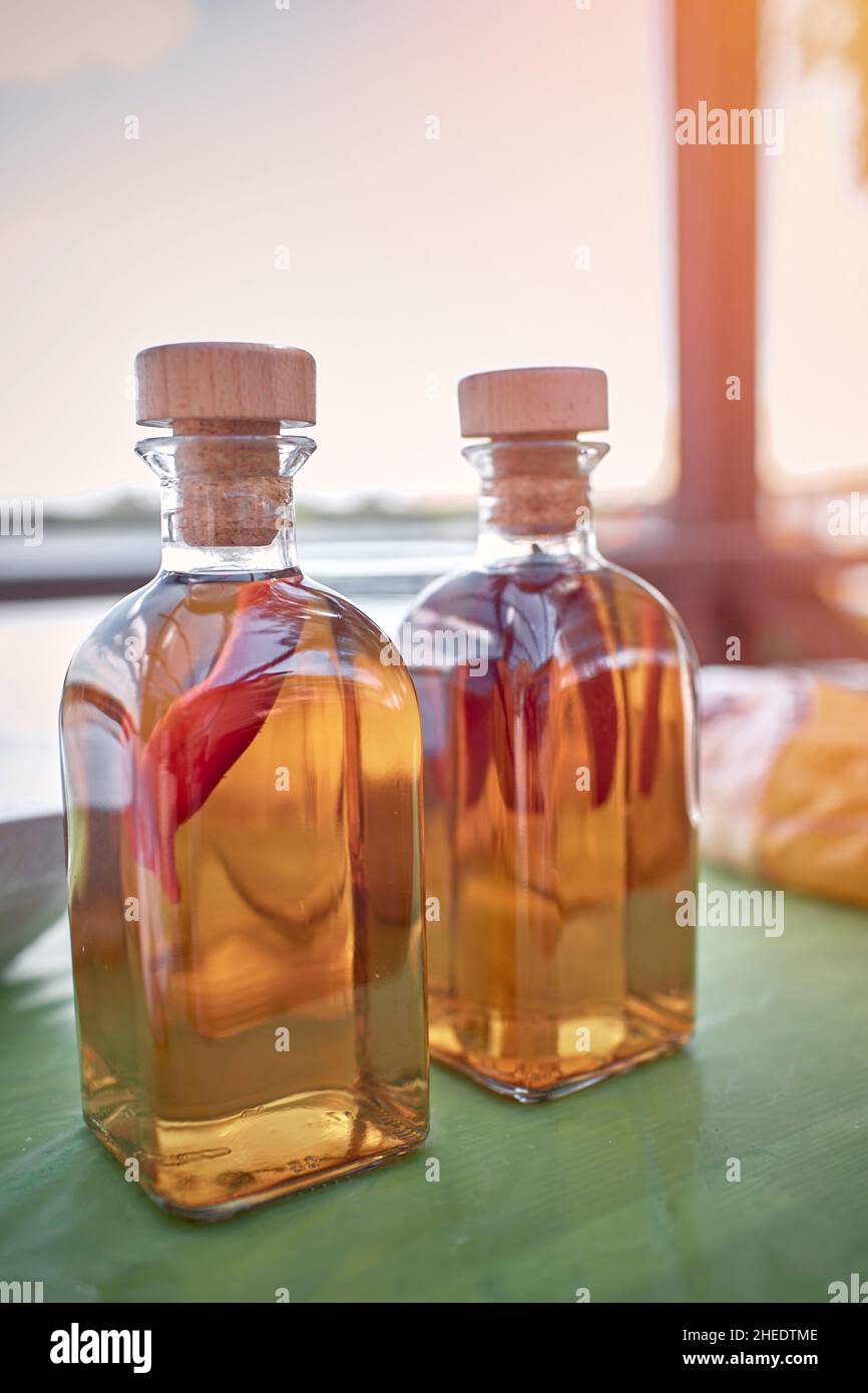 Tintura classica con alcol ucraino e peperoncino piccante. Alcol forte. Rimedio naturale a base alcolica per stimolare il concetto di crescita. Foto di alta qualità Foto Stock