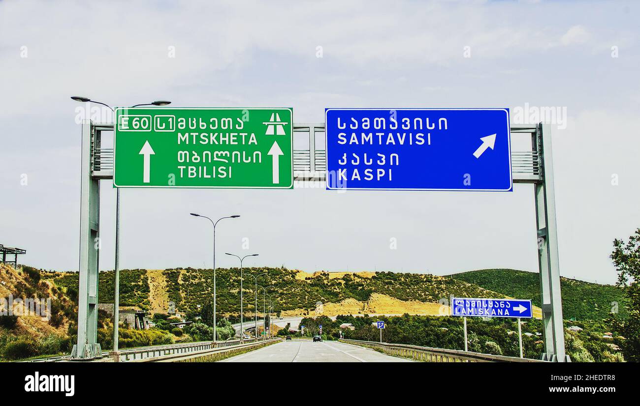 2019 07 22 Gori Georgia - la strada da Tbilisi a Gori corre nei pressi del territorio russo dell'Ossezia del Sud e l'uscita contrassegnata da cartelli blu finisce per salire Foto Stock