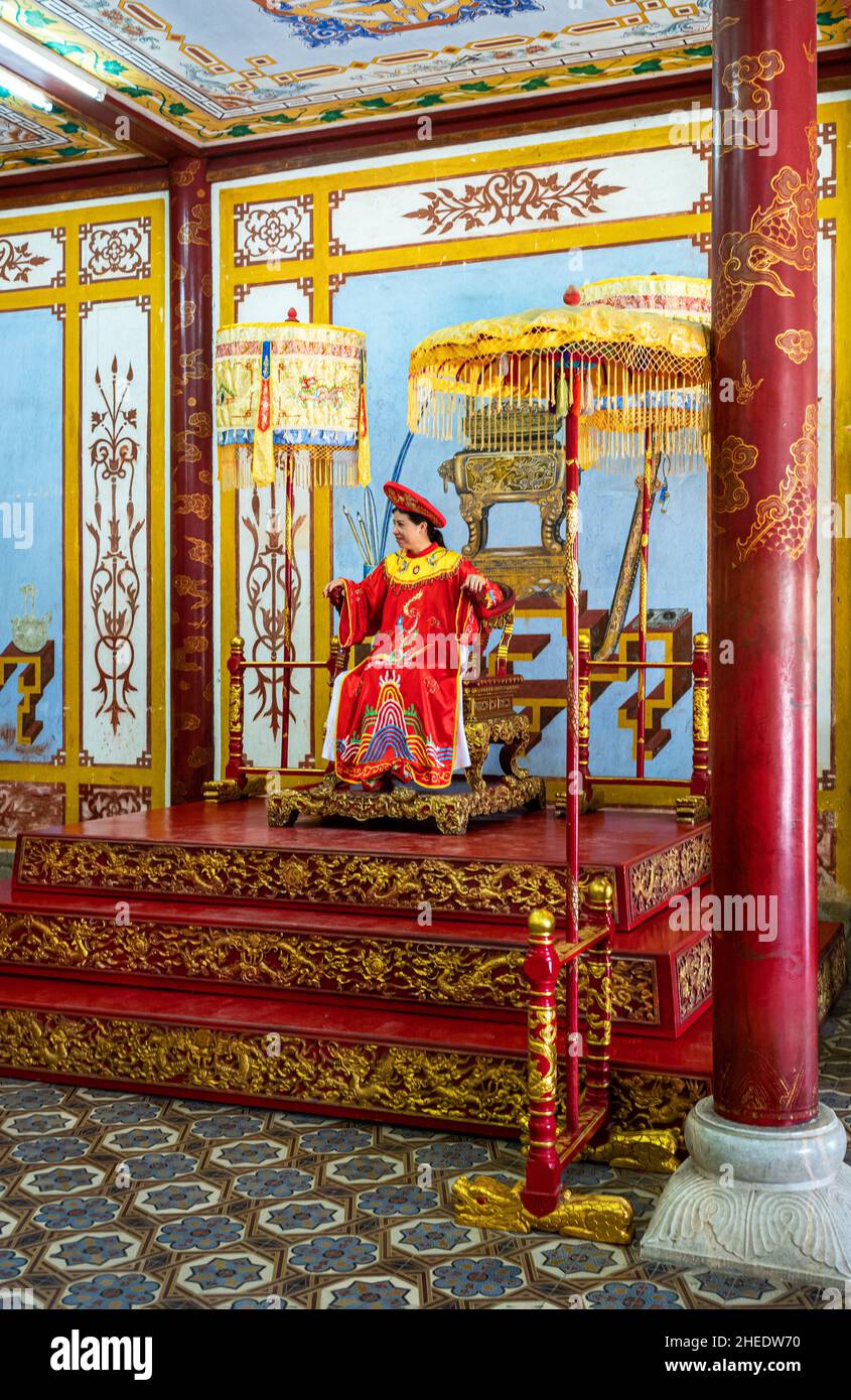 Hue, Vietnam - 22 novembre 2019: Cittadella Imperiale, la sala del trono del Re Foto Stock