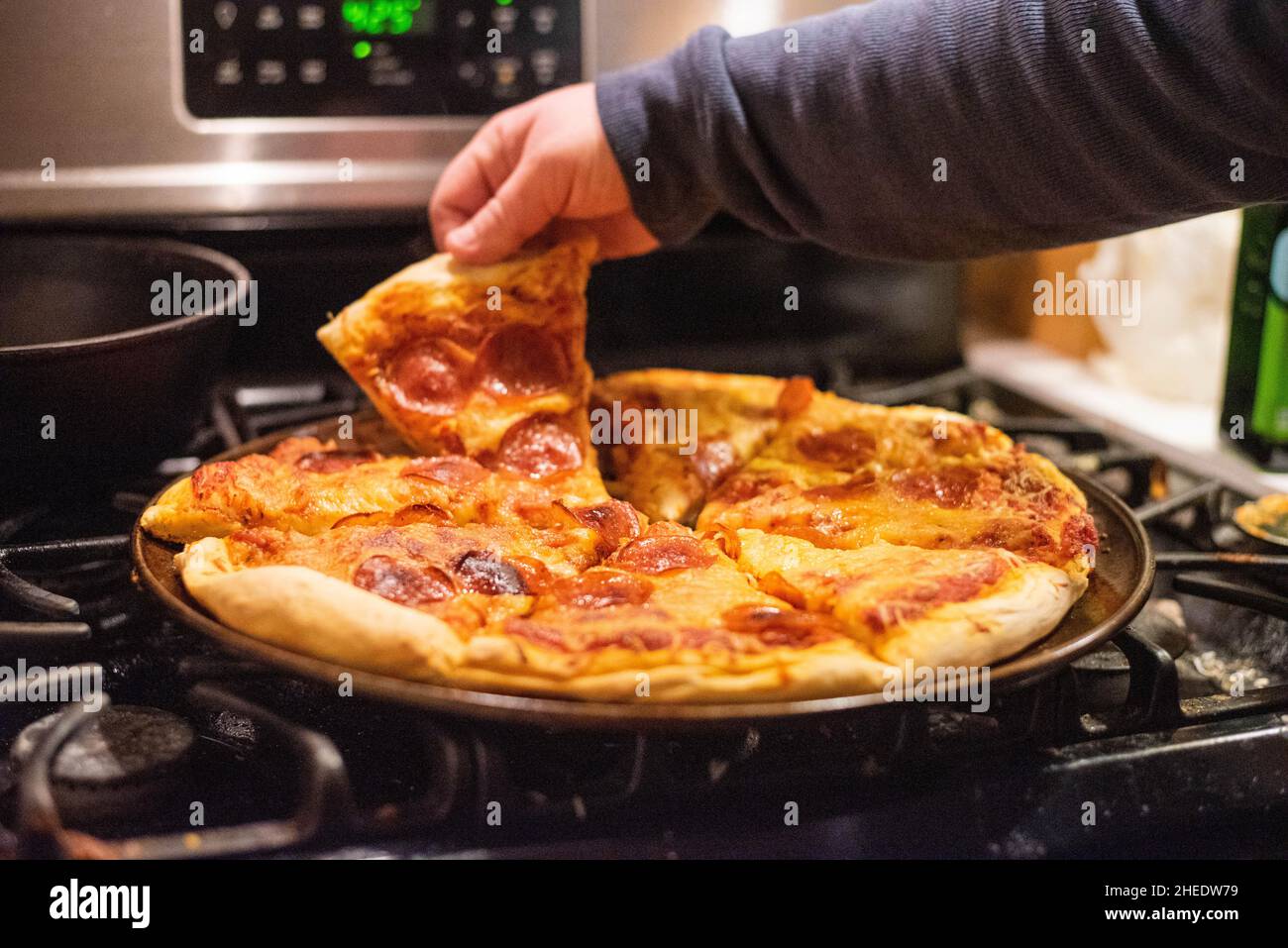 Pizza fatta in casa su una padella. Foto Stock