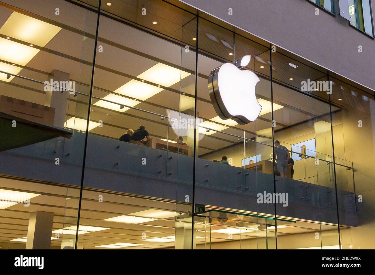 Apple Store edificio in vetro con persone all'interno, Monaco. Germania, Novembe 2021. Foto Stock