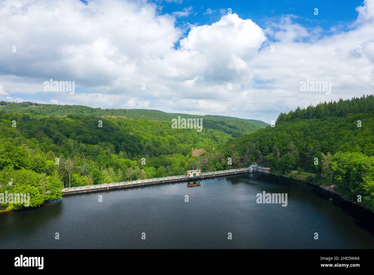 Questa foto di paesaggio è stata scattata in Europa, Francia, Borgogna, Nievre, Morvan, in estate. Vediamo la diga Lac de Chaumecon nel mezzo della campagna Foto Stock