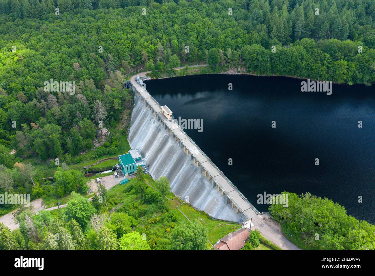Questa foto di paesaggio è stata scattata in Europa, Francia, Borgogna, Nievre, Morvan, in estate. Si possono vedere i lati della diga Lac de Chaumecon e la turbina Foto Stock