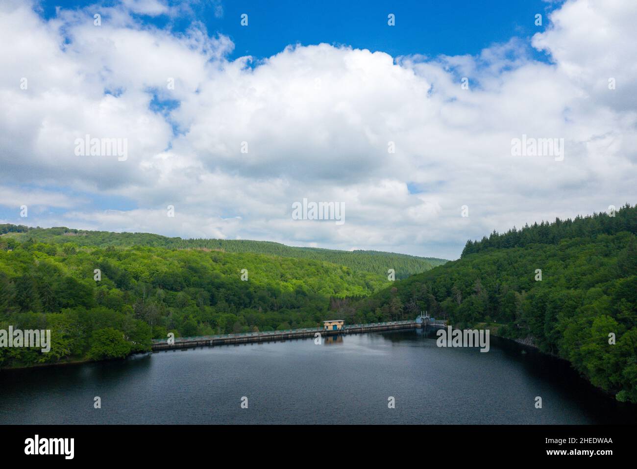 Questa foto di paesaggio è stata scattata in Europa, Francia, Borgogna, Nievre, Morvan, in estate. Possiamo vedere la diga Lac de Chaumecon sotto le nuvole bianche, und Foto Stock
