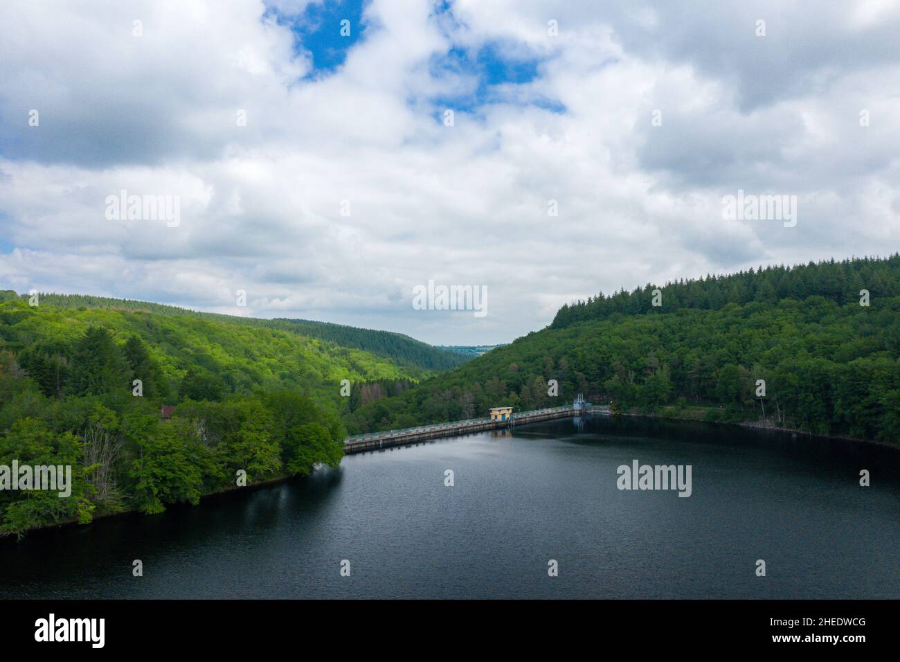 Questa foto di paesaggio è stata scattata in Europa, Francia, Borgogna, Nievre, Morvan, in estate. Possiamo vedere la diga Lac de Chaumecon nel mezzo della foresta Foto Stock