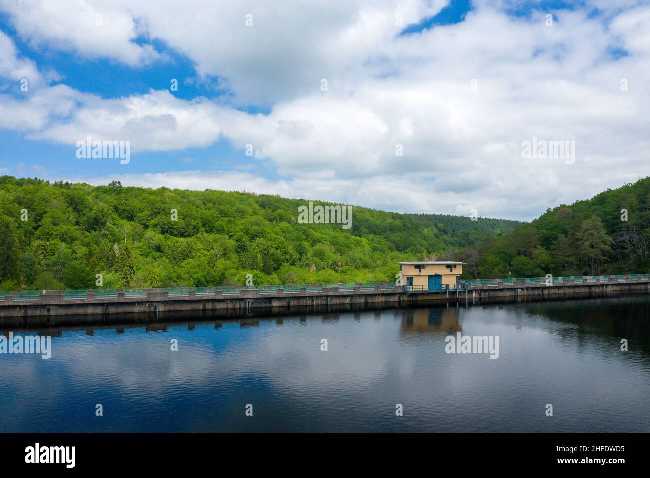 Questa foto di paesaggio è stata scattata in Europa, Francia, Borgogna, Nievre, Morvan, in estate. Vediamo la diga Lac de Chaumecon e le sue riflessioni sul lago Foto Stock