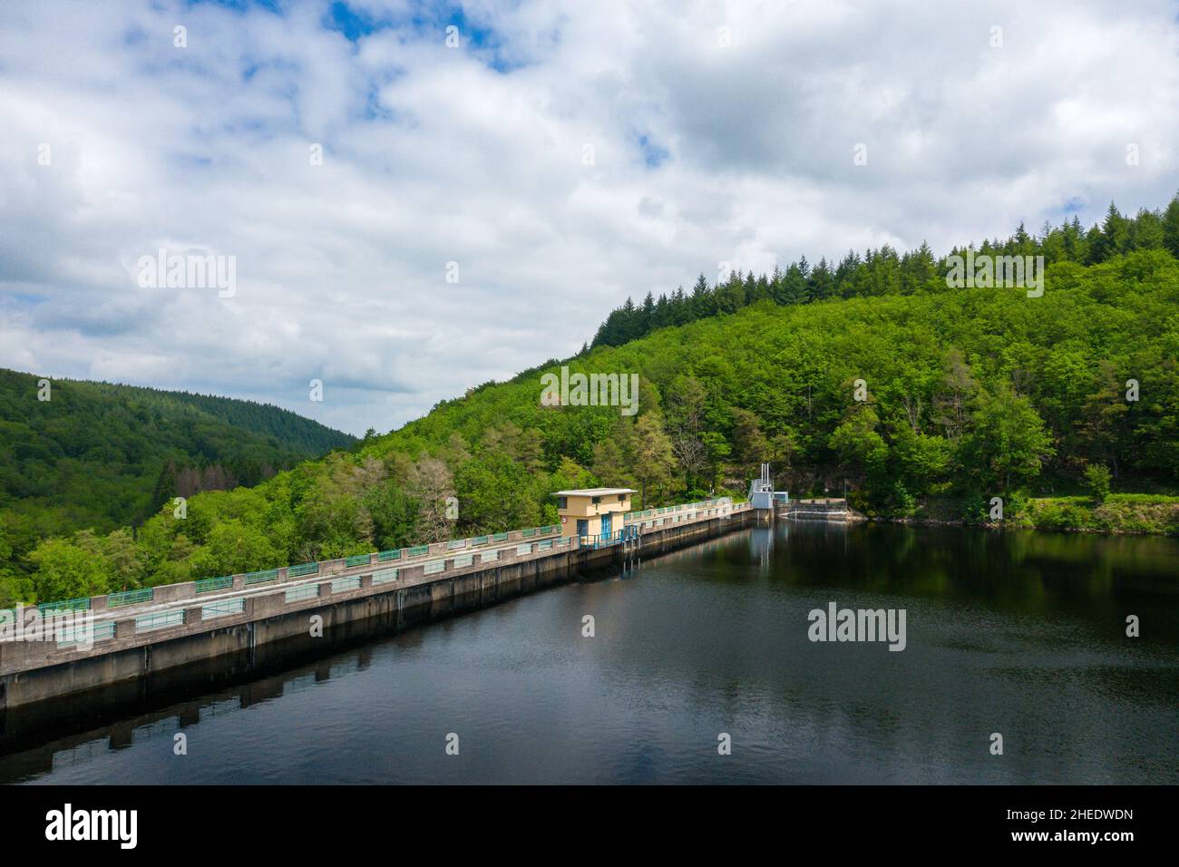Questa foto di paesaggio è stata scattata in Europa, Francia, Borgogna, Nievre, Morvan, in estate. Vediamo la diga Lac de Chaumecon nel mezzo della campagna Foto Stock