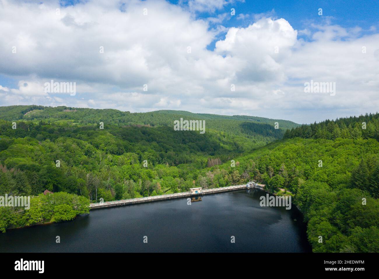 Questa foto di paesaggio è stata scattata in Europa, Francia, Borgogna, Nievre, Morvan, in estate. Vediamo la diga Lac de Chaumecon, sotto il Sole. Foto Stock