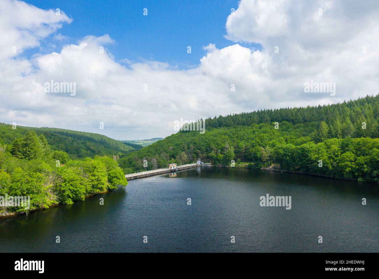 Questa foto di paesaggio è stata scattata in Europa, Francia, Borgogna, Nievre, Morvan, in estate. Possiamo vedere la diga Lac de Chaumecon nel mezzo della foresta Foto Stock