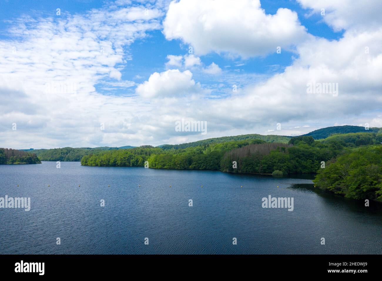 Questa foto di paesaggio è stata scattata in Europa, Francia, Borgogna, Nievre, Morvan, in estate. Vediamo il Lac de Chaumecon circondato da foreste, sotto il su Foto Stock