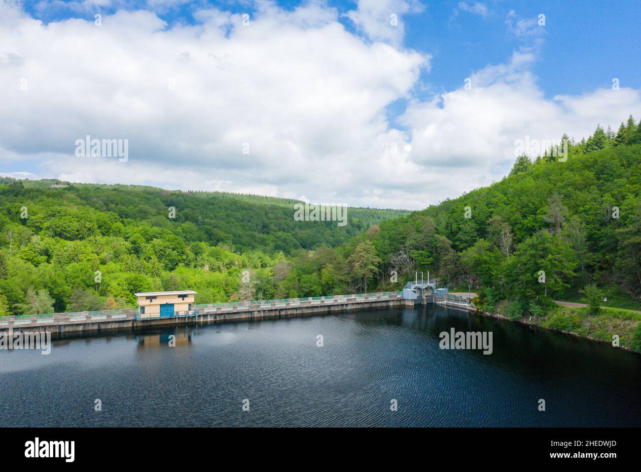 Questa foto di paesaggio è stata scattata in Europa, Francia, Borgogna, Nievre, Morvan, in estate. Vediamo la diga Lac de Chaumecon circondata dalla campagna e f Foto Stock