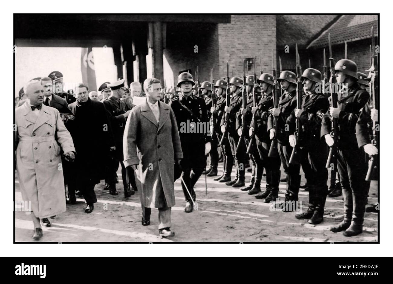 Edward Duke di Windsor in una visita pre WW2 all'Ordensburg Krössinsee 1937 (insieme al suo accompagnatore tedesco Robert Ley sulla sinistra in un cappotto bianco) giorni prima del suo controverso incontro con Adolf Hitler prima della seconda guerra mondiale Foto Stock