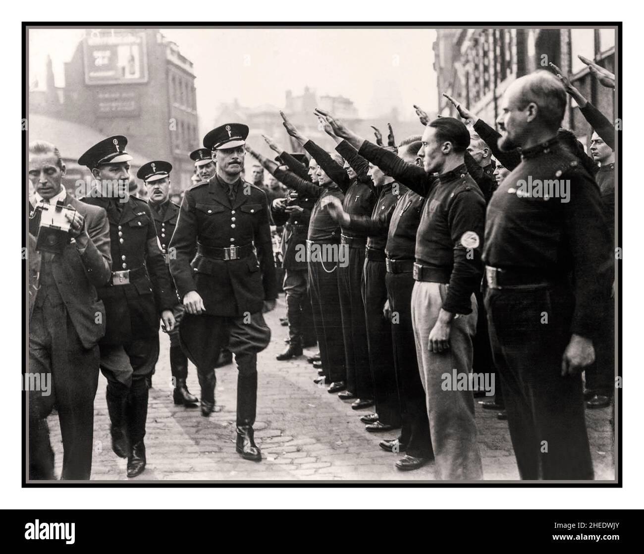 OSWALD MOSLEY BUF PARTY 1930s Gran Bretagna Oswald Mosley, leader dell'"Unione britannica dei fascisti", che prende un saluto di tipo nazista di estrema destra dai sostenitori durante un rally fazioso a Londra 1937 Capo dell'Unione britannica dei fascisti membri dell'Unione dei fascisti, saluta il loro leader, Sir Oswald Mosley. Oswald Mosley, il leader dell'Unione britannica dei fascisti. Foto Stock