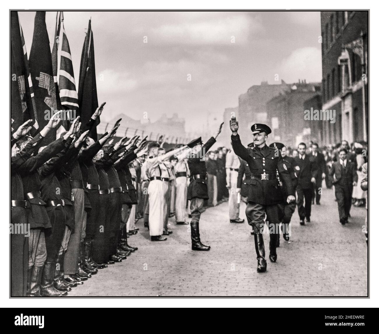 OSWALD MOSLEY PARTITO BUF anni '1930 Gran Bretagna Oswald Mosley, leader della "British Union of Fascists" (BUF), che ha ricevuto un saluto di estrema destra di tipo nazista dai sostenitori durante un raduno facciale a Londra 1937 Capo della British Union of Fascists Foto Stock