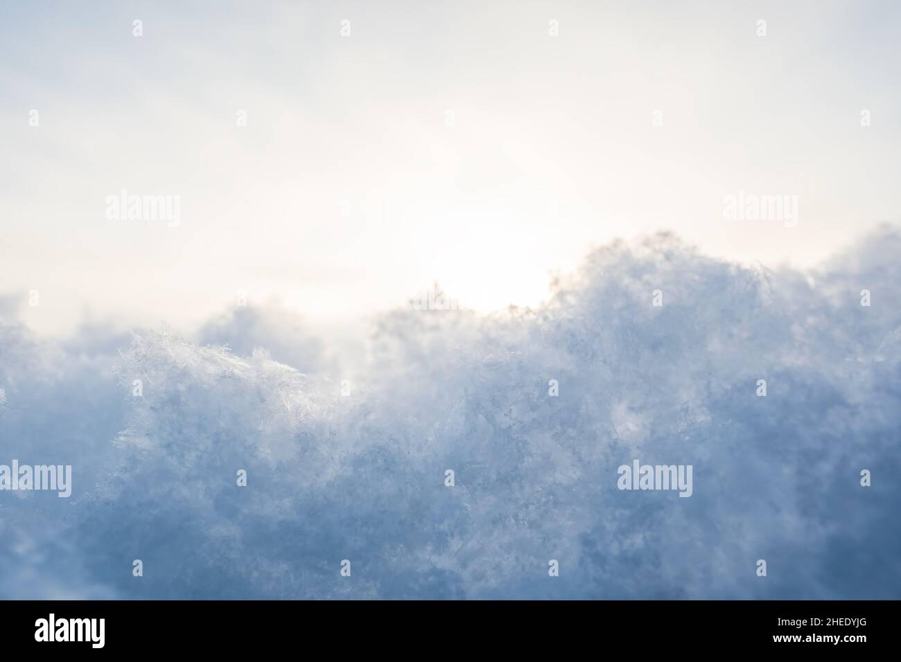 Neve soffice contro il cielo, in inverno, al tramonto. Spazio di copia. Sfondo astratto. Vista dal basso. Foto Stock