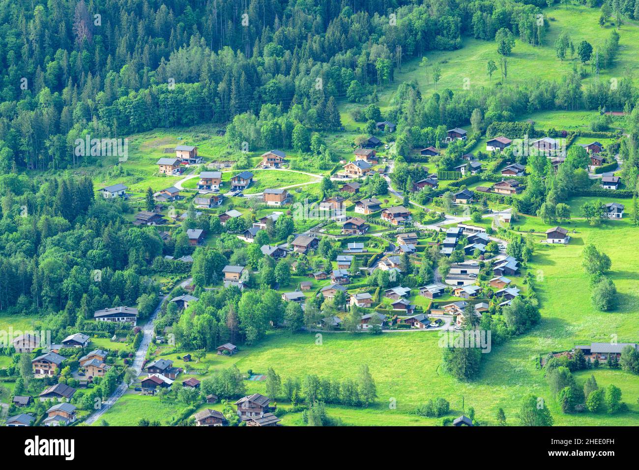 Questa foto di paesaggio è stata scattata in Europa, in Francia, nelle Alpi, verso Chamonix, in estate. Vediamo una zona residenziale nella città di Les Houches in Foto Stock