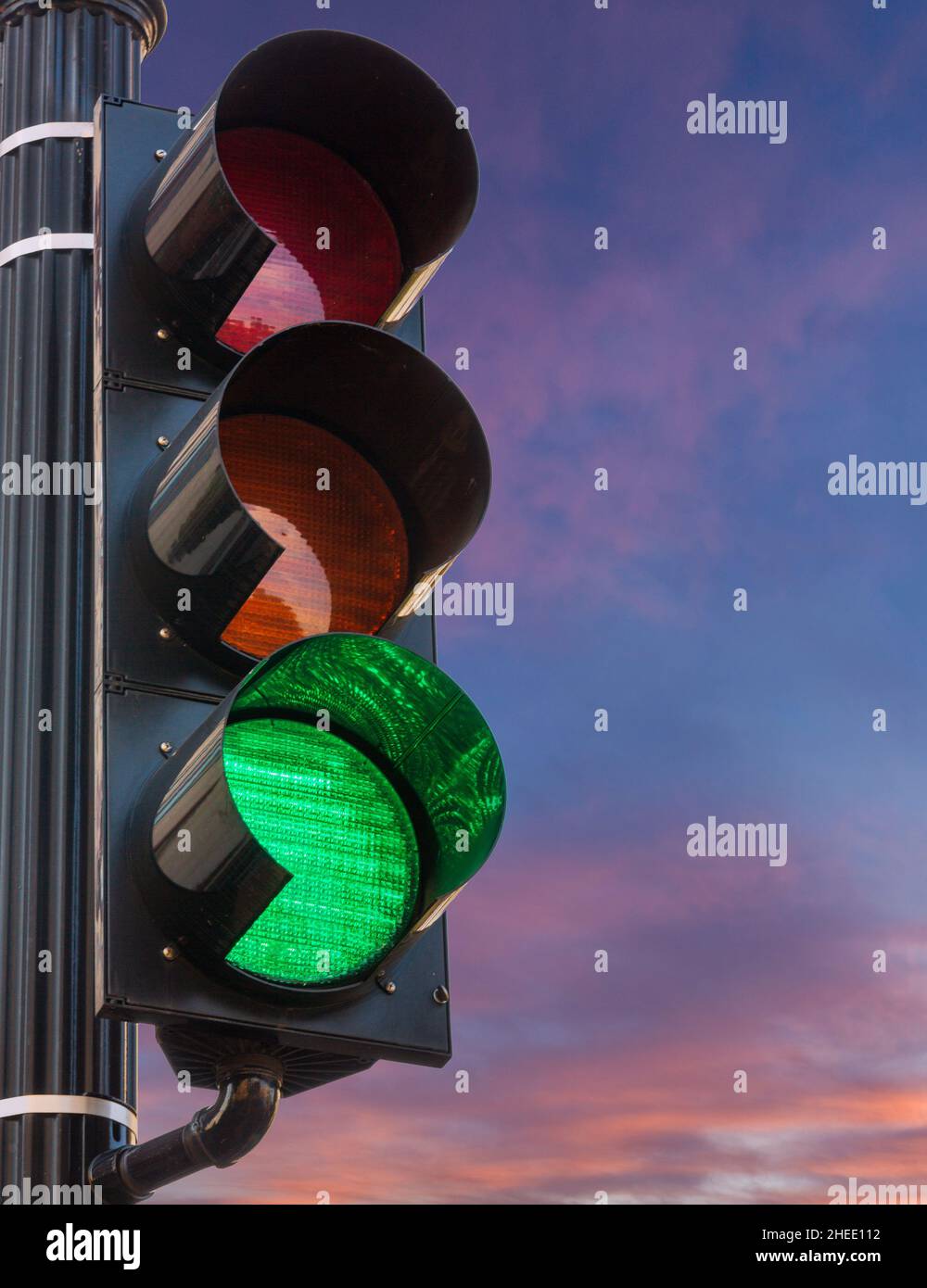 Concetto di speranza e positività con un segnale di traffico sul verde contro un'alba o tramonto Foto Stock