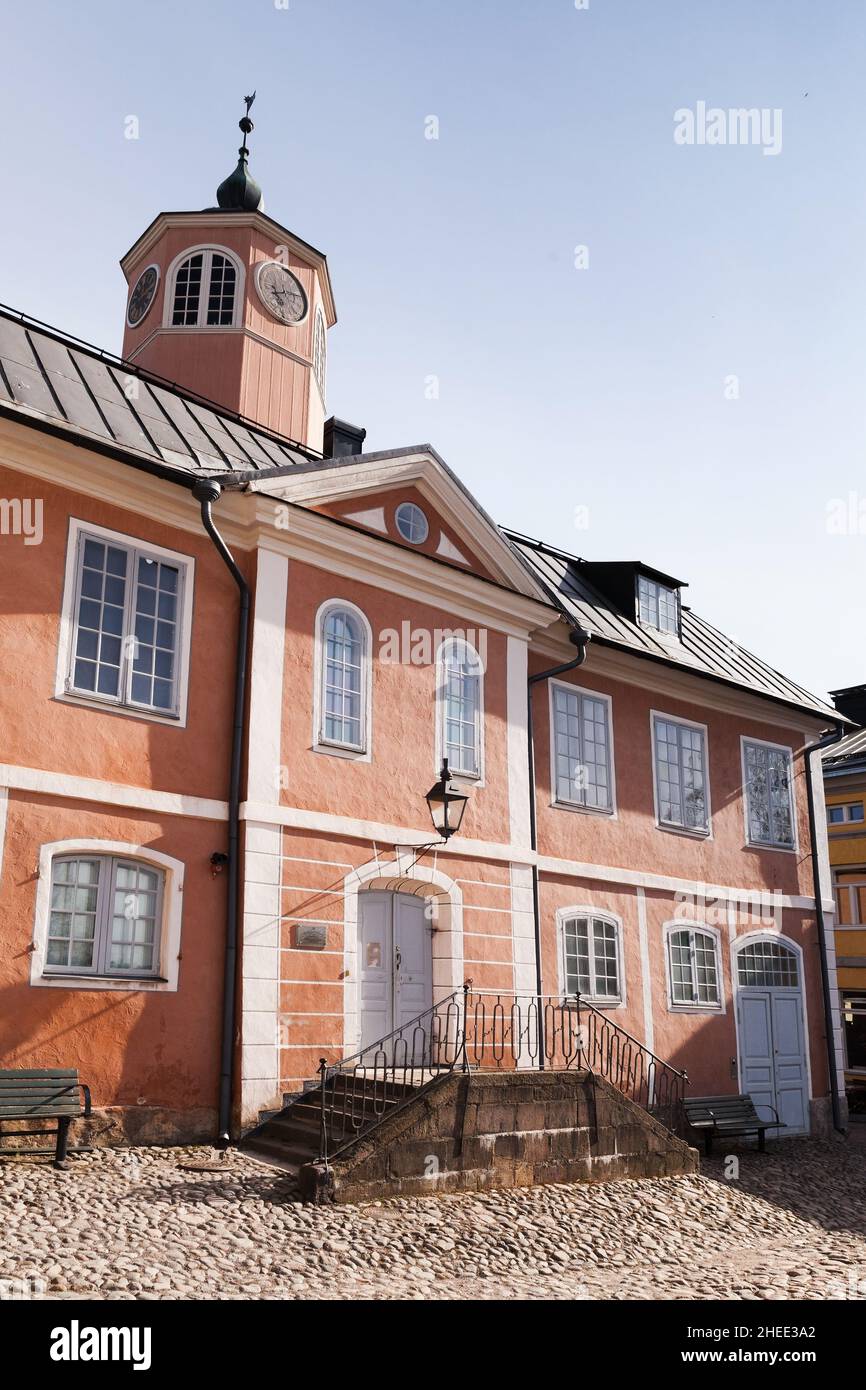 Facciata del municipio di Porvoo, foto verticale scattata in una giornata di sole. Porvoo, Finlandia Foto Stock
