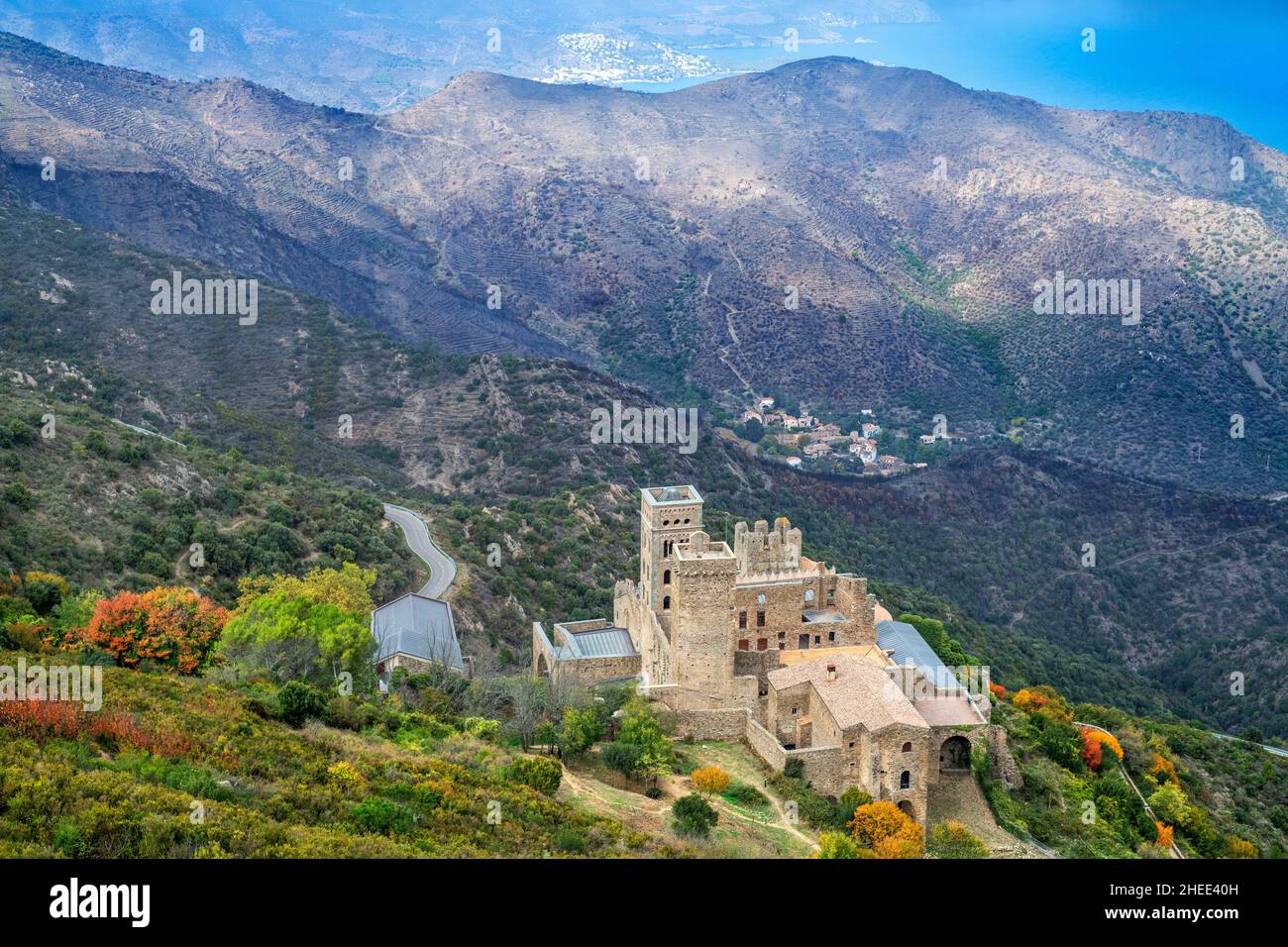 Sant Pere de Rodes con il suo villaggio nella valle sottostante. In alto sulle montagne questo ex monastero benedettino ora restaurato come un museo galleggia sopra Foto Stock