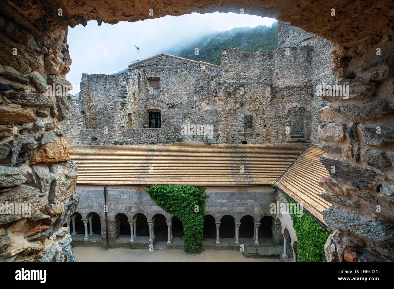 Chiostro di Sant Pere de Rodes monastero benedettino ora restaurato come un museo. St Pere de Rodes, Costa Brava, Cap de Creus Girona, Catalogna, Spagna Foto Stock