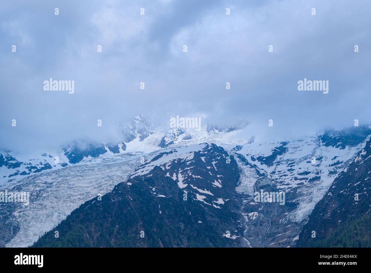 Questa foto di paesaggio è stata scattata in Europa, in Francia, nelle Alpi, verso Chamonix, in estate. Possiamo vedere i ghiacciai di Bossons e il ghiacciaio di Taconnaz Foto Stock