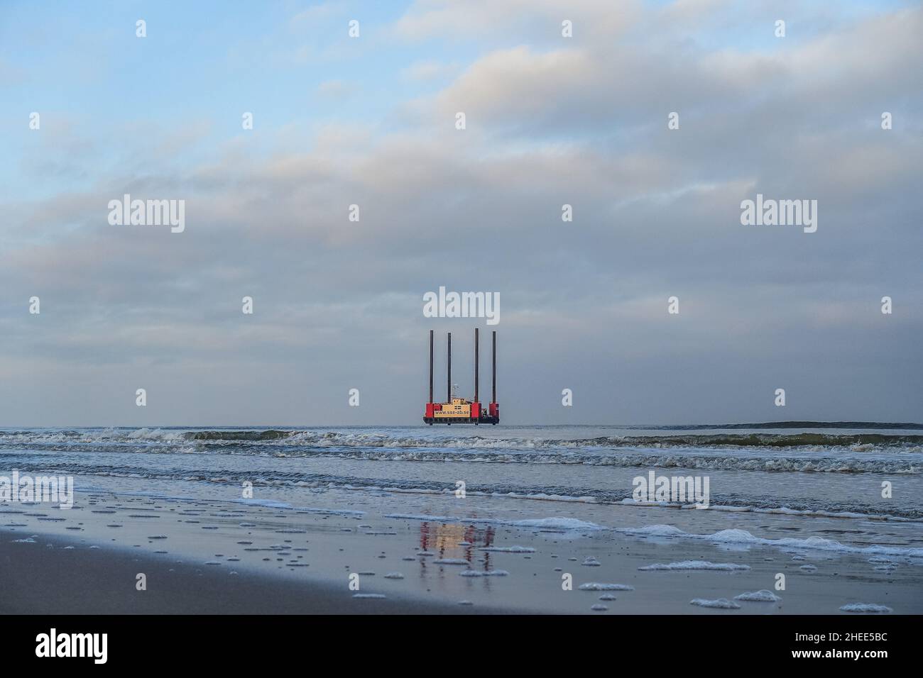 Lubiatowo, Polonia 9th gennaio 2022 la piattaforma di sollevamento svedese Sound Prospector è stata assunta per la ricerca geologica nel sito in cui la centrale nucleare deve essere costruita vicino alla costa del Mar Baltico e si trova a Lubiatowo, comune di Choczewo, Polonia il 9 gennaio 2022 i villaggi balneari di Lubiatowo e Kopalino sono stati nominati dal governo come il luogo preferito per la prima grande centrale nucleare polacca. Credit: Vadim Pacajev/Alamy Live News Foto Stock