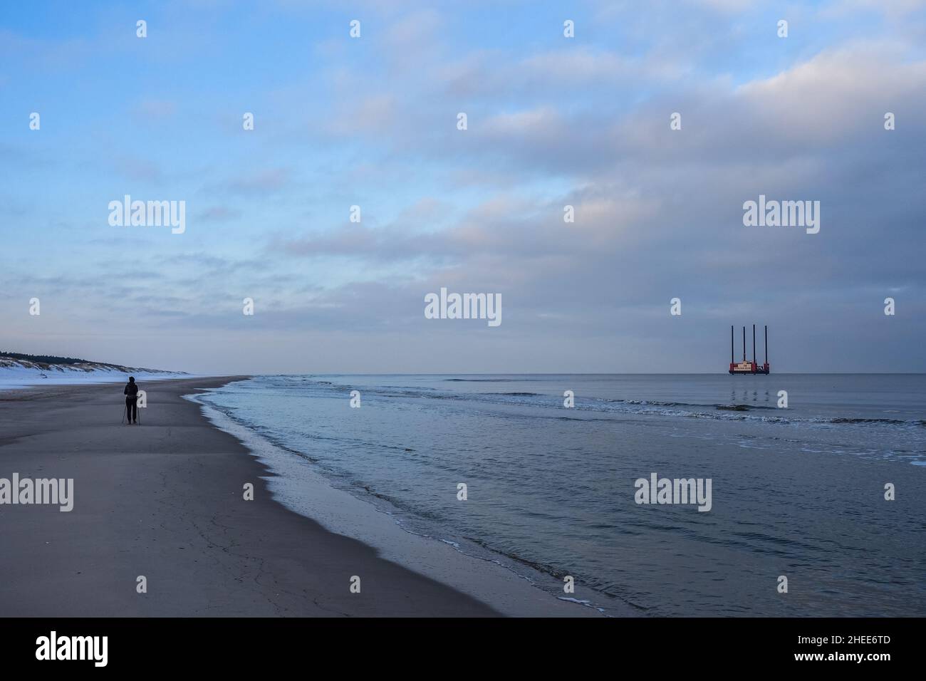 Lubiatowo, Polonia. 09th Jan 2022. Lubiatowo, Polonia 9th gennaio 2022 la piattaforma di sollevamento svedese Sound Prospector è stata assunta per la ricerca geologica nel sito in cui la centrale nucleare deve essere costruita vicino alla costa del Mar Baltico e si trova a Lubiatowo, comune di Choczewo, Polonia il 9 gennaio 2022 i villaggi balneari di Lubiatowo e Kopalino sono stati nominati dal governo come il luogo preferito per la prima grande centrale nucleare polacca. (Foto di Vadim Pacajev/Sipa USA) Credit: Sipa USA/Alamy Live News Foto Stock