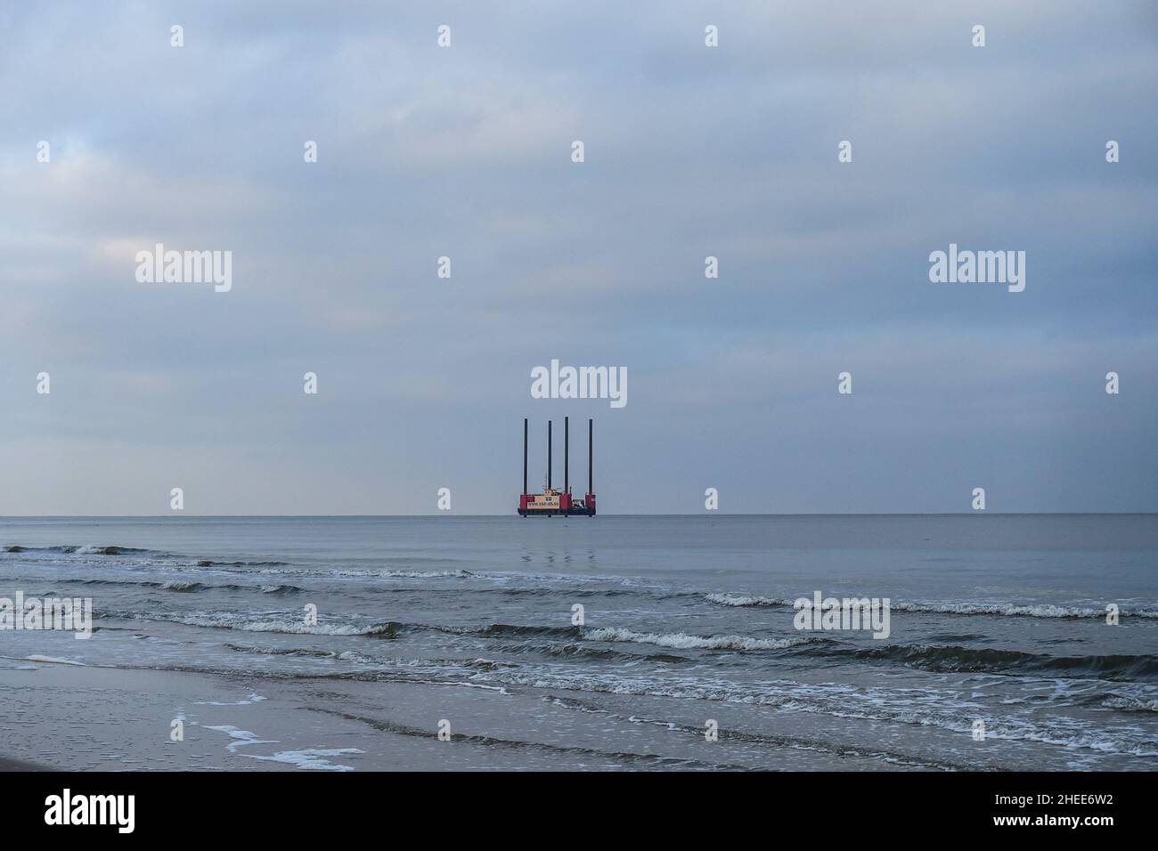 Lubiatowo, Polonia. 09th Jan 2022. Lubiatowo, Polonia 9th gennaio 2022 la piattaforma di sollevamento svedese Sound Prospector è stata assunta per la ricerca geologica nel sito in cui la centrale nucleare deve essere costruita vicino alla costa del Mar Baltico e si trova a Lubiatowo, comune di Choczewo, Polonia il 9 gennaio 2022 i villaggi balneari di Lubiatowo e Kopalino sono stati nominati dal governo come il luogo preferito per la prima grande centrale nucleare polacca. (Foto di Vadim Pacajev/Sipa USA) Credit: Sipa USA/Alamy Live News Foto Stock