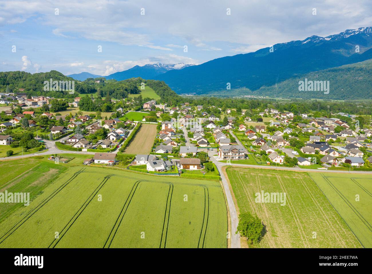 Questa foto di paesaggio è stata scattata in Europa, in Francia, in Isere, nelle Alpi, in estate. Possiamo vedere la città di Gresy sur Isere sul bordo di fie di grano Foto Stock