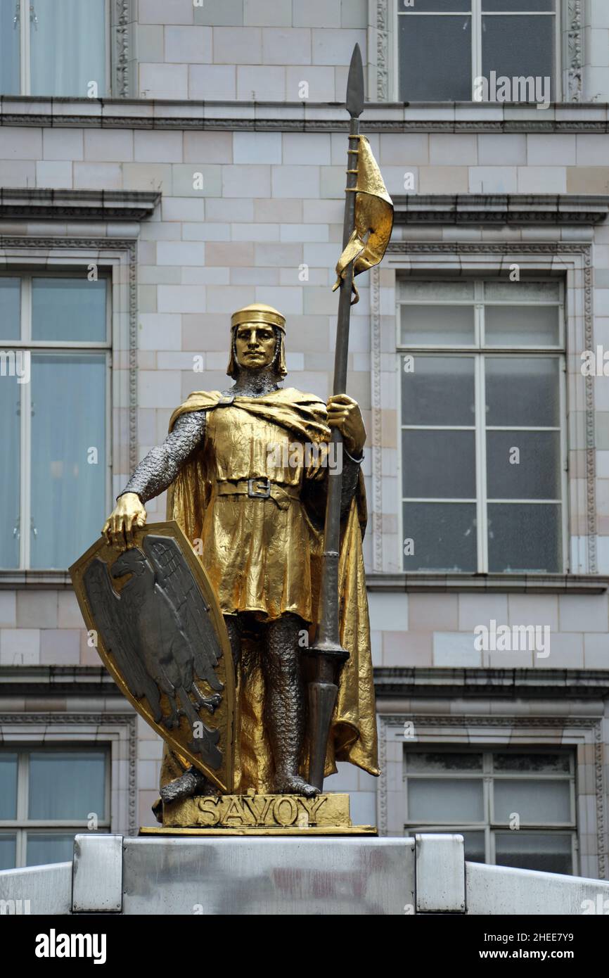 Statua di Pietro al Savoy Hotel di Londra Foto Stock