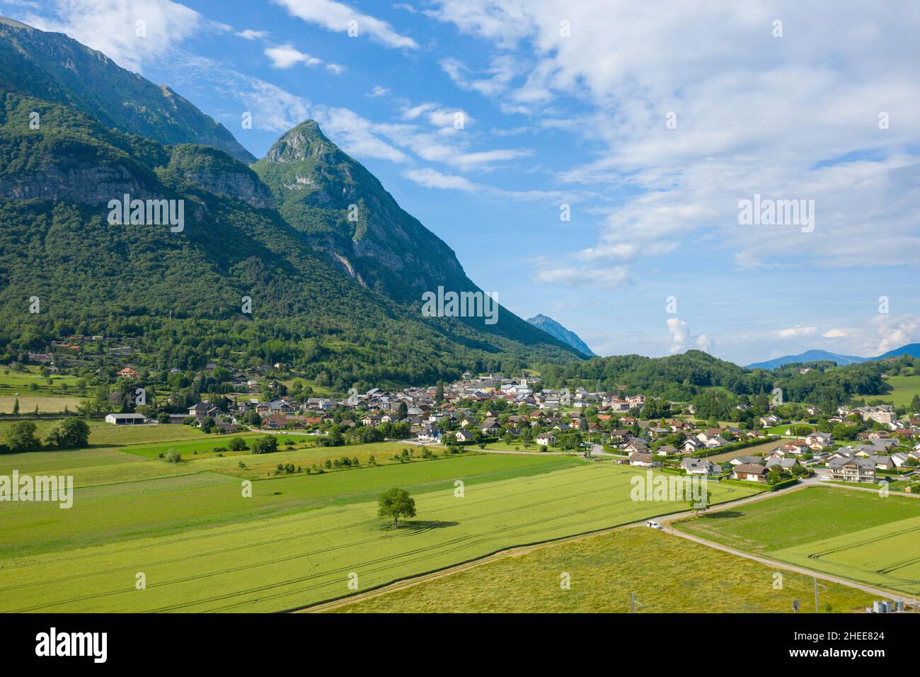 Questa foto di paesaggio è stata scattata in Europa, in Francia, in Isere, nelle Alpi, in estate. Vediamo la città di Gresy sur Isere in mezzo al campo di grano Foto Stock
