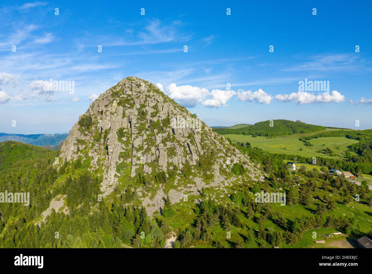 Questa foto di paesaggio è stata scattata in Europa, Francia, Ardeche, estate. Vediamo le Mont de Gerbier de Jonc, sotto il sole. Foto Stock