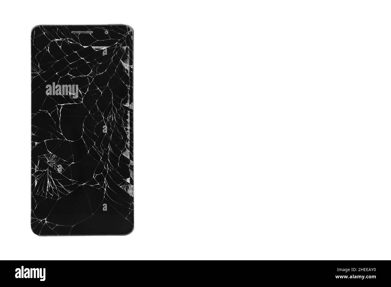 Smartphone con display rotto isolato su sfondo bianco. Riparazione dello smartphone. Sostituzione del display dello smartphone. Spazio di copia per il testo. Foto Stock
